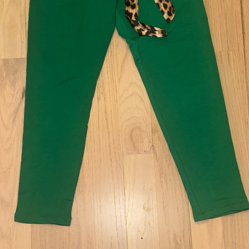 Green Butterfly Lounge Set with Leopard Accents - Picture 5 of 8